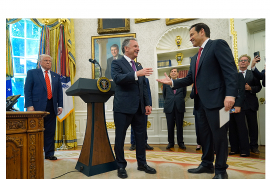 Marks Rubio (no labās) Baltā nama Ovālajā kabinetā sveic ASV prezidenta īpašo sūtni Stīvu Vitkofu.
