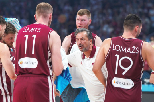 "Sūdi notiek, un ar mums diemžēl šobrīd – pārāk bieži," spēlētāju savainojumi bažīgu dara Latvijas izlases galveno treneri Luku Banki. Viņš un arī citi treneri uzsvēruši, ka starptautiskajai federācijai jāmaina noteikumi un jāļauj turnīram pieteikt vairāk nekā 12 spēlētājus. Futbolā pirms vairākiem gadiem tika nolemts maiņu skaitu palielināt no trim līdz piecām, bet hokeja pasaules čempionātā, ja kāds satraumējas, drīkst pieteikt citu spēlētāju. Cik ilgi problēmu ignorēs basketbola virsvadītāji?