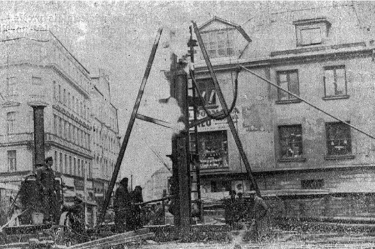 Pāļu dzīšana telefoncentrāles pamatos 1935. gada rudenī.