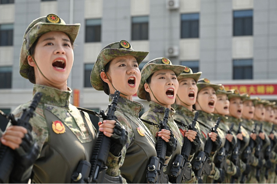 Ķīnas armijas sieviešu vienības karavīres militārās parādes ģenerālmēģinājumā Pekinā. Ķīnas vīzijā nākotnes pasaule ir multipolāra, bet dominējošo lomu tajā spēlē Ķīna. Valstis, kas ap to pulcējas, nepārstāv Rietumu nometni.