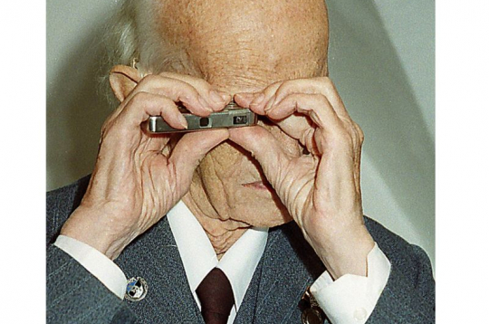 Valters Caps ar savu izgudrojumu 2000. gadā.