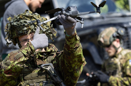 Militārajās mācībās "Baltic Trust 25", kas šā gada augustā notika Sēlijas poligonā un Sunākstes apkārtnē, bija arī inscenētas operācijas, lai pilnvērtīgāk izprastu dronu spējas, signālu bloķēšanu un citas aizsardzības sistēmas. Mācībās piedalījās ap 470 dalībnieki gan no Latvijas, gan citām NATO dalībvalstīm.