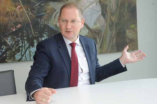 Edgars Voļskisː "Es savā promocijas darbā rakstīju par to, ka, sākot no 2025. gada, Latvijas tautsaimniecībā vajadzēs vismaz 100 000 oficiāli nodarbinātu trešo valstu iedzīvotāju. Paskatieties, kas notiek uz ielām – viņi jau ir atbraukuši, neredzamā tirgus roka viņus ir nodrošinājusi. Taču ir ārkārtīgi svarīgi, lai viņi ir legāli nodarbināti un darbojas tādā pašā nodokļu ietvarā kā mēs. Tirgus pats ir nokārtojis, ka brīvais darbaspēks ir atbraucis. Bet vai mēs to esam integrējuši nodokļu sistēmā?"