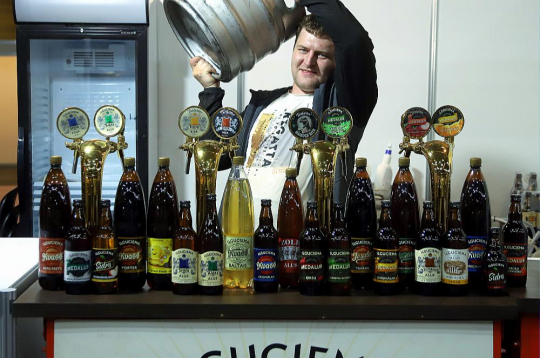 Alus darītavas "Ilgezeem" tehniķis Sergejs (attēlā) atzīst, ka viņam īpaši garšo Iļģuciema lejamais kvass, kas nav pasterizēts. Tikmēr uzņēmuma tirdzniecības vadītājs Rihards Jablokovs (ārpus kadra) kā galvenos šā gada uzņēmuma jaunumus piesaka Ilģuciema bezalkoholisko sidru, "Radler" alus dzērienu ar citrona garšu, kā arī citronu medalu un "Ipa" kategorijas alu.