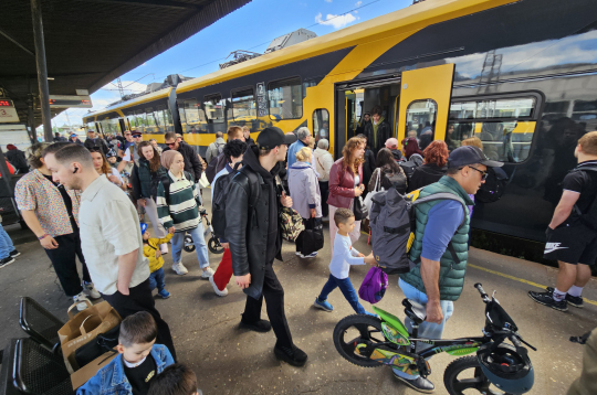 Pasažieri no Jūrmalas vilciena. "Škoda 16EV" "Škoda Vagonka".