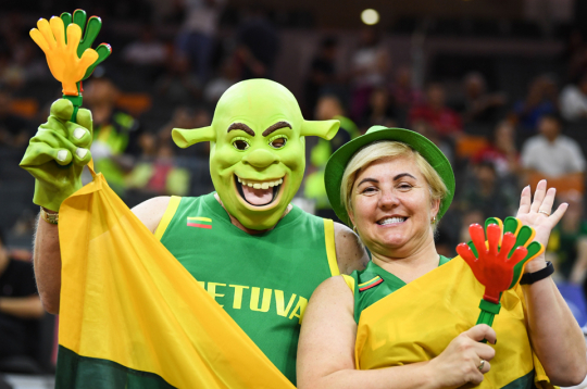 Lietuvas basketbola fani. Pēdējos gados Lietuva guvusi labus panākumus ne tikai basketbola laukumā, bet arī ekonomikas izaugsmē, kas viņiem
ļāvis kļūt par Baltijas līderiem.
