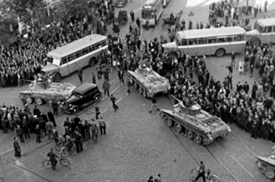 Sarkanās armijas tanki Stacijas laukumā 1940. gada 17. jūnijā. Avots:
https://www.historia.lv/jaunumi/1940-gada-17-junijs-latvijas-republikas-okupacijas-diena
