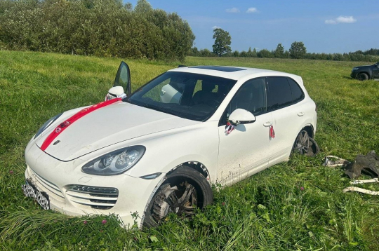 Krāslavas pusē par migrantu pārvadāšanu aizturēts igaunis brauca ar kāzu "Porsche".