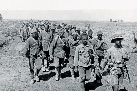 Turku gūstekņi ceļā uz koncentrācijas nometni britu karaliskā Rietumkentas pulka vīru pavadībā 1917. gada septembrī.