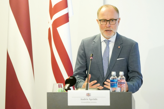Aizsardzības ministrs Andris Sprūds piedalās preses konferencē, kurā informē par gaisa telpas slēgšanu Latvijas austrumu pierobežā, pēc tam kad Polijas gaisa telpā ielauzās vairāki krievu uzbrukuma lidroboti.