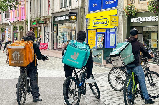Migrantiem Lielbritānijā, gaidot lēmumu par uzturēšanās atļaujas piešķiršanu, stingri aizliegts strādāt pirmos 12 mēnešus pēc ierašanās valstī, tomēr daži iemanījušies noteikumus apiet un tikt pie darba jau pāris stundu pēc Lamanša šķērsošanas gumijas laivā.