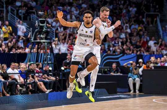 Vācijas basketbolisti Maodo Lo un Andreass Obsts jau griež uzvaras deju. Ceturtdaļfinālā pret Slovēniju abi pēdējā ceturtdaļā iemeta ļoti svarīgus tālmetienus, sekmējot komandas atgūšanos no 13 punktu deficīta un iekļūšanu Eiropas čempionāta pusfinālā.