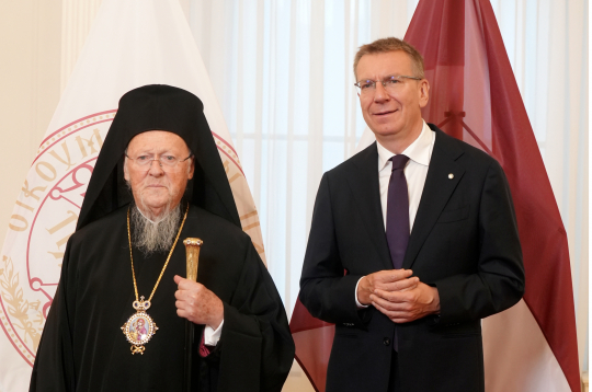 Valsts prezidents Edgars Rinkēvičs (no labās) un Konstantinopoles ekumeniskais patriarhs Bartolomejs I tikšanās laikā Rīgas pilī.