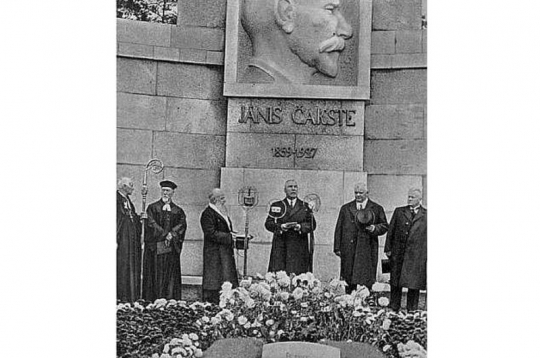 J. Čakstes pieminekļa atklāšana.