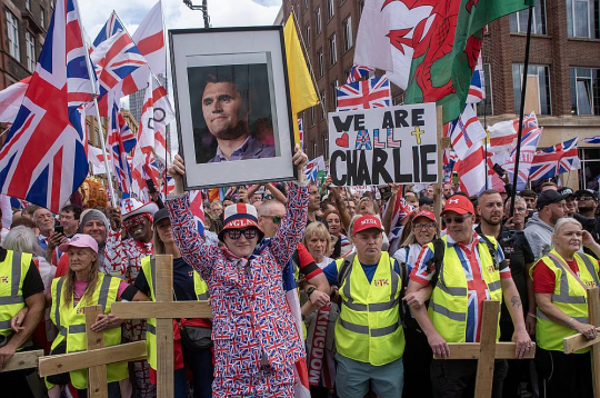 Imigrācijas pretinieku protesta akcijas dalībnieki Londonā sestdien pieminēja arī pagājušajā nedēļā nogalināto amerikāņu konservatīvo aktīvistu Čārliju Kērku.