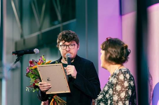 Dzejnieks Artis Ostups, saņemot Dzejas dienu balvu. Kopā ar dzejnieci Ēriku Bērziņu.