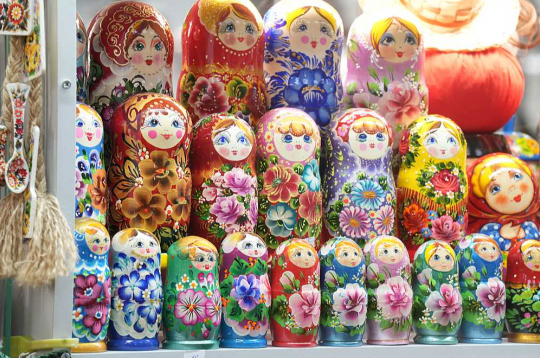 Centrāltirgū suvenīru tirgotāji esot Ukrainas valstspiederīgie, un koka lelles esot ražotas Ukrainā. Taču Rīgas domes pārstāvji teic, ka matrjoškas tirgū vairs nebūšot.