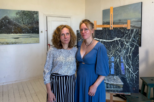 Abas mākslinieces, mamma un meita, Mētras radošajā pasaulē – viņas studijā Jēkabpilī.