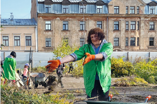Ainavas tapšana: no haosa uz harmoniju. Pirmā talka Sporta pils dārzos, 2020. gads. Foto no grāmatas "Iekustināt ainavu telpu"