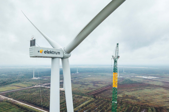 Laflora Energy vēja parkā samontēta pirmā Latvijā lielākā vēja turbīna.