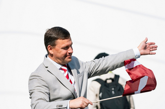 Jānis Rozenbergs: "Lauku teritorijās jautājums nr. 1 ir ceļi. To uzturēšana, segumu kvalitāte. Otrs ir izglītības un kultūras pieejamības jautājums." Attēlā – Jānis Rozenbergs sveic šīsvasaras Latvijas Skolu jaunatnes dziesmu un deju svētku gājiena dalībniekus Rīgā.