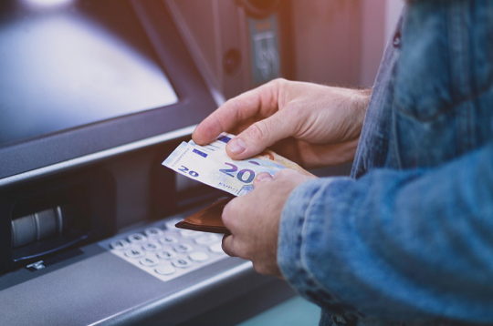 Ņemot vērā krāpšanas tendences attiecībā uz skaidras naudas darījumiem, bankas aicina klientus izvērtēt sev ikdienā nepieciešamo skaidras naudas izmaksas limitu un neturēt to nevajadzīgi lielu.