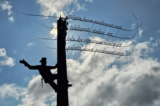 Pilsētā kurā piedzimst vējš telefonisti stabos sēž...