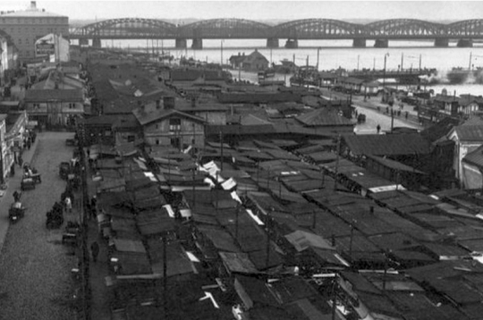 Daugavmalas tirgus 20. gs. 20. gados vairs "nerotāja" Rīgu.