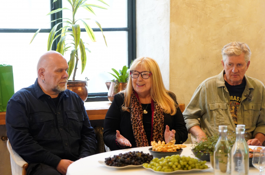 Mūziķis Jānis Bukums (no kreisās), festivāla "Bildes" rīkotāja Tija Auziņa un mūziķis Andris Freidenfelds (Fredis) piedalās preses konferencē, kurā informē par mūzikas un mākslas festivālu "Bildes 2025".