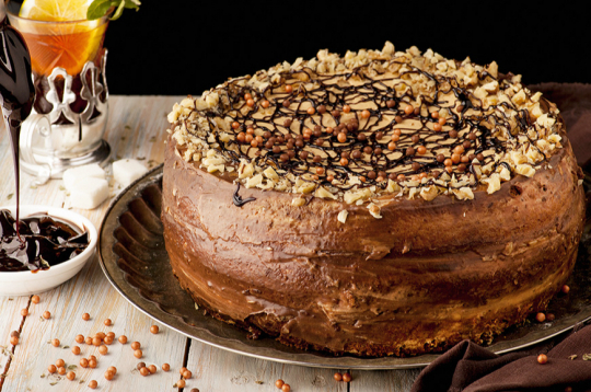 Šokolādes un putukrējuma torte.