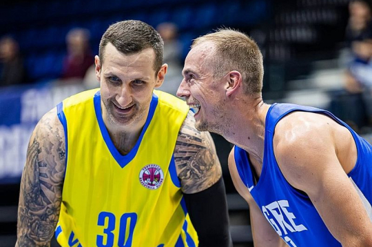 Latvijas basketbola veterāni – ventspilnieks Ronalds Zaķis (no kreisās) un ogrēnietis Kristaps Dārgais – sezonu sagaida labā noskaņojumā. Pārbaudes mačā "Ventspils" uzvarēja ar 85:83.