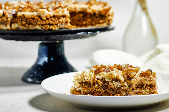 Medus kūka ar ciedru  riekstiem.