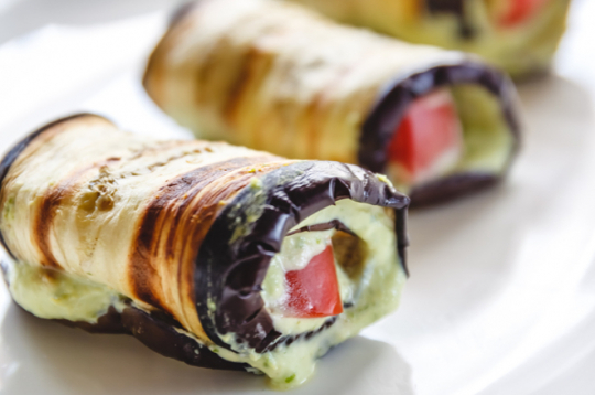 Karstā baklažānu uzkoda ar mocarellu.