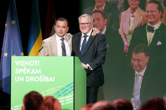 Veselības ministrs Hosams Abu Meri (no kreisās) un finanšu ministrs Arvils Ašeradens partijas "Vienotība" kongresā.