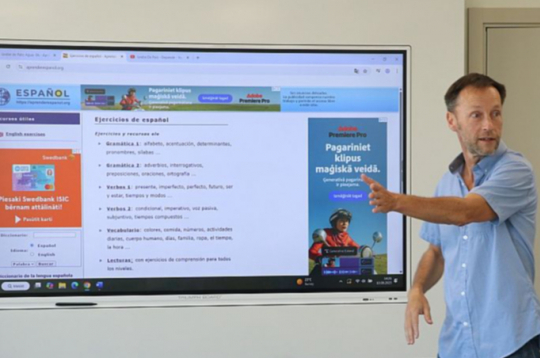 Ernsta Glika Alūksnes Valsts ģimnāzijā 10. klasēs kā otro vai trešo svešvalodu var mācīties spāņu valodu, un šādu iespēju jau izmanto 42 skolēni. Attēlā – spāņu valodas skolotājs Jānis Apsīte, kurš pārcēlies dzīvot no Spānijas uz Latviju.