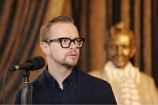 Dmitrijs Petrenko: "Kad 2023. gada septembrī atbraucu uz Tallinu strādāt, pirmais, ko pateicu – mūsu teātrim jākļūst par integrācijas platformu, nevis jākalpo par separācijas rīku kā līdz šim."