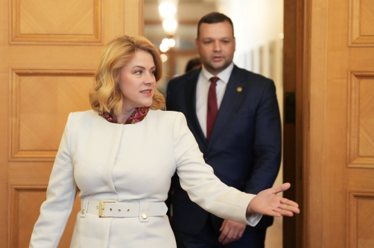 Ministru prezidente Evika Siliņa labklājības ministram Reinim Uzulniekam uzdeva skaidrot, ko Labklājības ministrija paveikusi, lai īstenotu Stambulas konvenciju. Premjere ministram rezolūciju pasniedza žurnālistu klātbūtnē, piebilstot, ka ministrija acīmredzot nav darījusi pietiekami, lai Uzulnieka pārstāvētās partijas deputātiem skaidrotu Stambulas konvenciju.