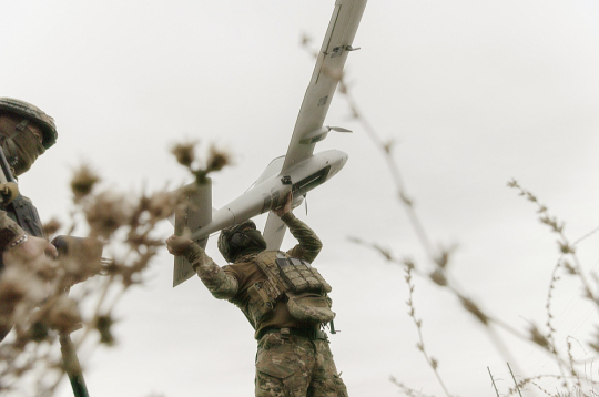 Ukrainas karavīri gatavojas palaist bezpilota lidaparātu Harkivas apgabalā.