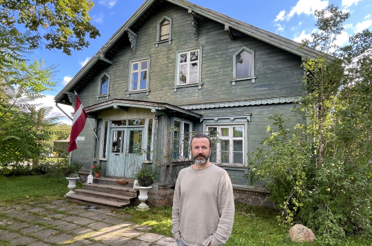 Zaļās villas īpašnieks Andris Strapcāns turpina atjaunot ēku, gada laikā iecerējis izbūvēt divus īres dzīvokļus. Attēlā: saimnieks pie ieejas uz labbūtības centru.