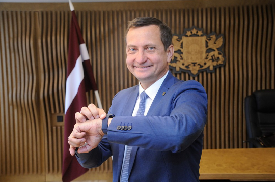 Zemkopības ministrs Armands Krauze: "Saimnieciskajos mežos īpašniekam ir jādod brīvība pašam pieņemt lēmumus, kā viņš apsaimnieko šos mežus. Nav pilnīgi nekādu pierādījumu aizdomām, ka, iegūstot šādu brīvību, saimniekam pēkšņi parādās vienas dienas domāšana un viņš ņem un visu uzreiz nocērt."