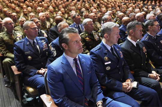 ASV aizsardzības ministrs Pīts Hegsets (pirmajā rindā pirmais no kreisās) un bruņoto spēku augstākie virsnieki jūras kājnieku bāzē Kvantiko klausās prezidenta Donalda Trampa runu.