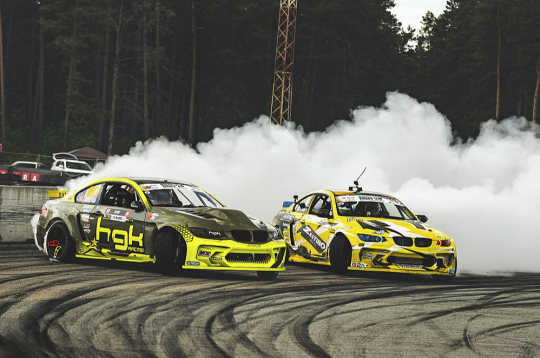 Starpkontinentālajā kausā Rīgā piektdien notiks kvalifikācijas braucieni, 45 autosportistiem noskaidrojot 32 labākos, kuri tiks pie iespējas sacensties par uzvaru sestdien. Drifta svētki turpināsies arī svētdien ar Baltijas čempionātu, kopā visās klasēs startējot 128 dalībniekiem.