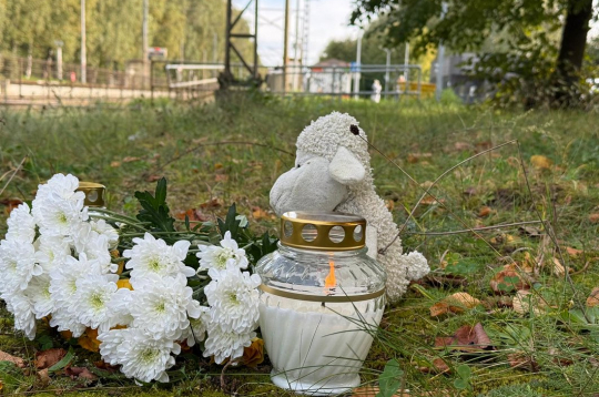 Traģēdijas vietā nolikti ziedi. 
