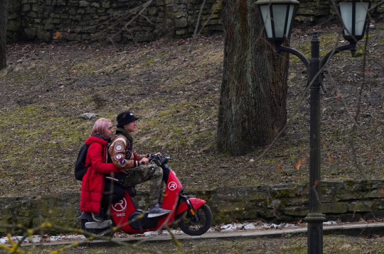 Jaunieši ar elektrisko skūteri Bastejkalnā. Koplietošanas "e-velosipēdu" operators "Ride Mobility" (SIA "Ride").