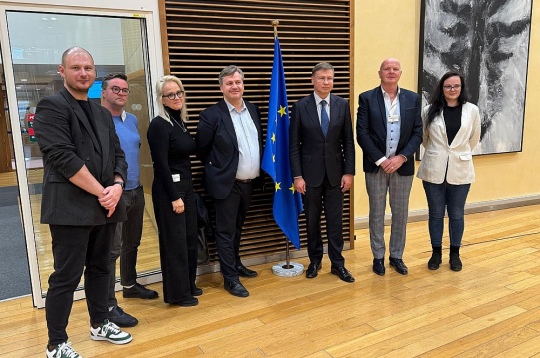 Pagājušajā nedēļā eirokomisārs no Latvijas Valdis Dombrovskis Briselē tikās ar mediju pārstāvjiem no Baltijas valstīm. Pēc kopīgās diskusijas viņš atrada laiku arī atsevišķai sarunai ar žurnālistiem no Latvijas.