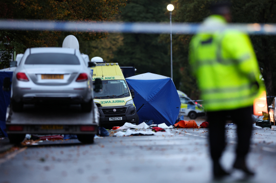 Policisti strādā notikuma vietā pēc nāvējoša terorakta Mančestrā, Lielbritānijā, 2025. gada 3. oktobrī. Divi cilvēki gāja bojā pēc uzbrukuma ar automašīnu un naža duršanu pie sinagogas Mančestrā 2. oktobrī, un uzbrucējs, kurš identificēts kā 35 gadus vecais Lielbritānijas pilsonis Džihads Al-Šamī, tika nošauts policijas operācijas laikā.