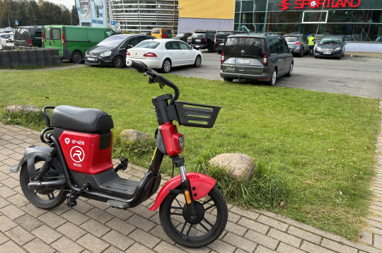 Koplietošanas "e-velosipēdu" operatora "Ride Mobility" (SIA "Ride") mopēds.