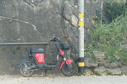 Koplietošanas "e-velosipēdu" operatora "Ride Mobility" (SIA "Ride") mopēds.