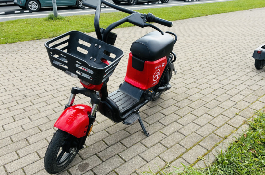Koplietošanas "e-velosipēdu" operatora "Ride Mobility" (SIA "Ride") mopēds. Koplietošanas "e-velosipēdu" operatora "Ride Mobility" (SIA "Ride") mopēds.