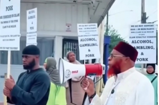 “Mēs sākam valsts mēroga protestu un demonstrāciju kampaņu pret visiem musulmaņu uzņēmumiem, kuros ir harāma preces,” septembra sākumā publicētā videoierakstā sociālajos tīklos solījis Hans.
